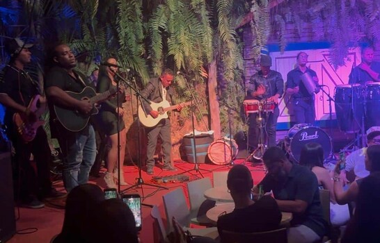 Jean Luis Fortuna rinde tributo a Antony Santos en Casa de Teatro