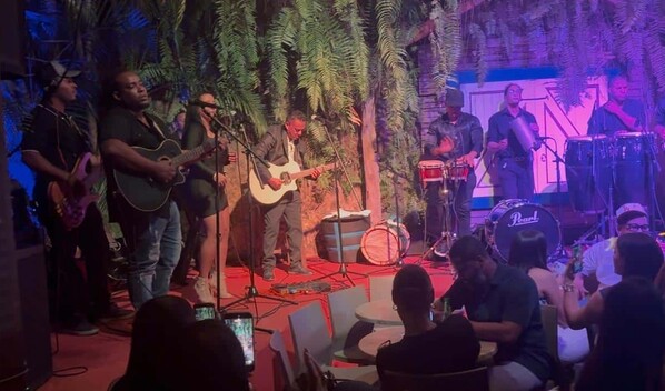 Jean Luis Fortuna rinde tributo a Antony Santos en Casa de Teatro