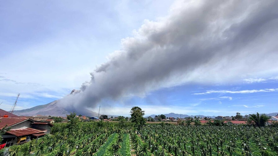 Erupci&oacute;n en Indonesia y cientos de sismos en Colombia ponen bajo vigilancia varias zonas volc&aacute;nicas