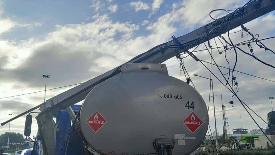 Accidente de tr&aacute;nsito afecta poste el&eacute;ctrico pr&oacute;ximo a la Plaza de la Bandera