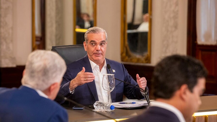 Abinader ante advertencia de constructores: "Ninguna sociedad se desarrolla con mano de obra barata"