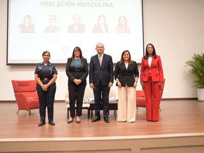 Agentes de la Policía consulta sobre violencia hacia mujeres