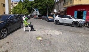 Hoyo tras hoyo: la calle Antonio May&iacute; P&eacute;rez se deteriora en Villa Juana
