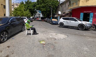 Hoyo tras hoyo: la calle Antonio May&iacute; P&eacute;rez se deteriora en Villa Juana