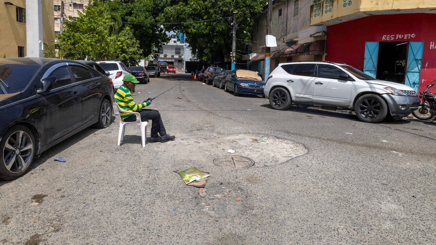 Hoyo tras hoyo: la calle Antonio Mayí Pérez se deteriora en Villa Juana Hoyo tras hoyo: la calle Antonio Mayí Pérez se deteriora en Villa Juana