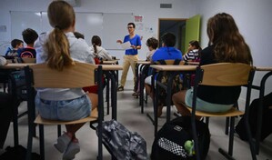 La dif&iacute;cil vuelta a clase en los liceos de Francia, sin celulares: Nos infantiliza