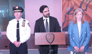 Reportan muerte de agresora y una v&iacute;ctima del doble apu&ntilde;alamiento aleatorio en Times Square