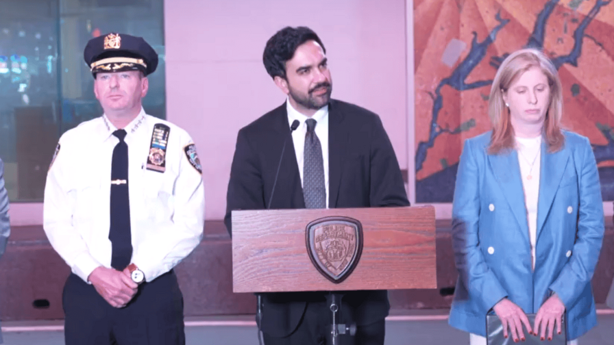 Reportan muerte de agresora y una víctima del doble apuñalamiento aleatorio en Times Square Reportan muerte de agresora y una víctima del doble apuñalamiento aleatorio en Times Square