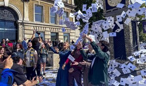 Fans de Harry Potter celebran en Londres la vuelta a Hogwarts antes de estreno de la serie