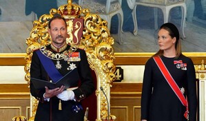 Haakon VIII jura como rey de Noruega pero sin su esposa, convaleciente de un trasplante
