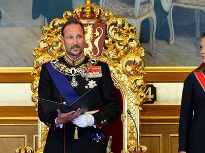 Haakon VIII jura como rey de Noruega
