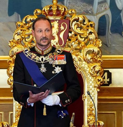 Haakon VIII jura como rey de Noruega pero sin su esposa, convaleciente de un trasplante