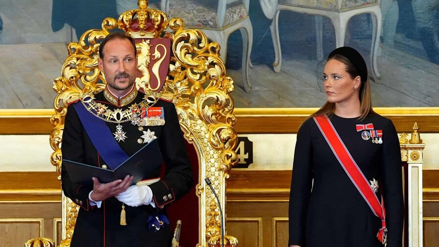 Haakon VIII jura como rey de Noruega pero sin su esposa, convaleciente de un trasplante