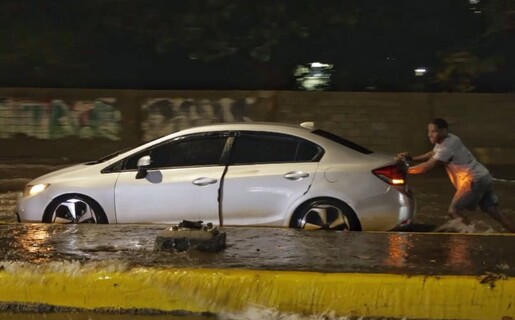 Lluvias generan inundaciones en calles y avenidas en el Distrito Nacional