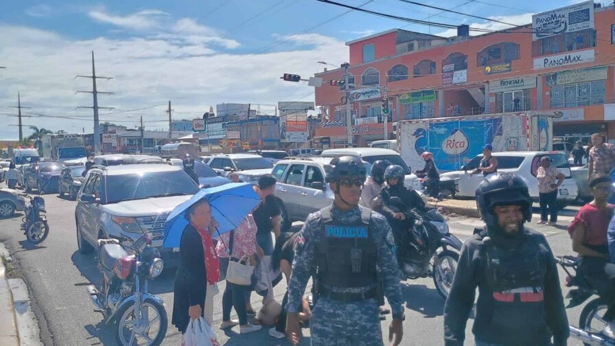 Hombre choca a una mujer y luego hiere de un disparo a motorista en Santo Domingo Este Hombre choca a una mujer y luego hiere de un disparo a motorista en Santo Domingo Este