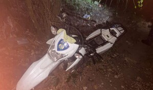 Dejan abandonada motocicleta policial robada durante asalto a patrulla en Santiago