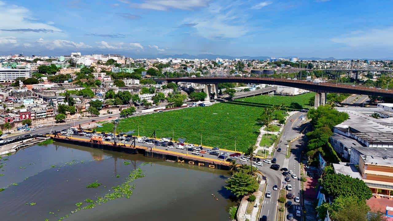 La concentración del jacinto de agua se produce por la crecida de los ríos Ozama e Isabela cuanod se registran lluvias en sus cuencas alta y media. 