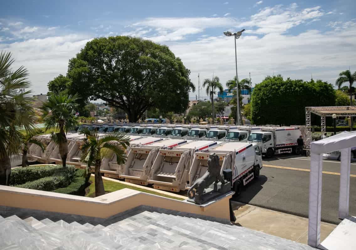 Parte de los camiones recolectores de basura entregados este martes.