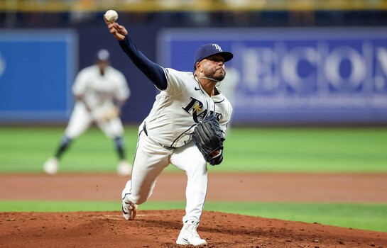 Freddy Peralta asume el reto de evitar el 0-2 de los Rays ante los Guardianes