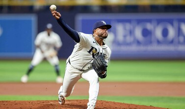 Freddy Peralta poncha siete, vuelve a ganar y vence a los Mets, su antiguo equipo