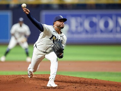 Freddy Peralta abanica siete, vuelve a ganar y vence a los Mets