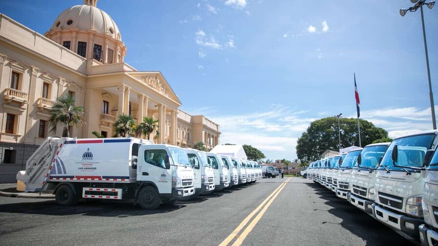 Gobierno entrega 50 camiones para la recogida de basura en varios municipios Gobierno entrega 50 camiones para la recogida de basura en varios municipios