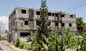 Vecinos sobre actividades en f&aacute;brica de alcohol: "Parec&iacute;a que mov&iacute;an materiales de construcci&oacute;n"