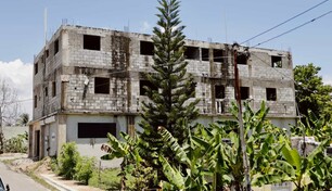 Vecinos sobre actividades en f&aacute;brica de alcohol: "Parec&iacute;a que mov&iacute;an materiales de construcci&oacute;n"