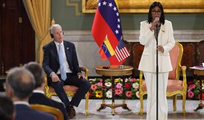 Delcy Rodr&iacute;guez espera que acuerdo petrolero beneficie a pueblo de EE. UU. y defiende alianza