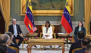 Chris Wright llega a la sede del Ejecutivo de Venezuela para reunirse con Delcy Rodr&iacute;guez