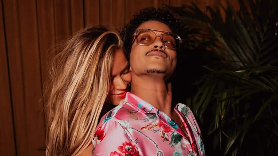 Karol G y Bruno Mars estrenan el videoclip de Still Karol G y Bruno Mars estrenan el videoclip de Still