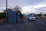 Patana cargada de varillas se vuelca en elevado del Expreso V Centenario y provoca tap&oacute;n