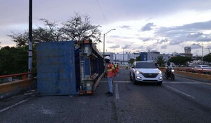 Patana cargada de varillas se vuelca en elevado del Expreso V Centenario y provoca tap&oacute;n