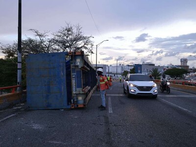 Patana cargada de varillas se vuelca en Expreso V Centenario