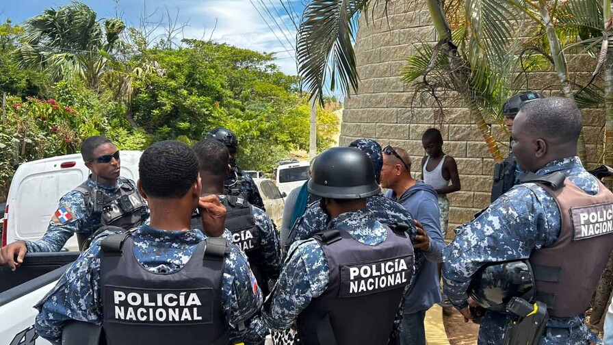 Protestas en localidad de Barahona por calles destruidas y un proyecto de agua inconcluso Protestas en localidad de Barahona por calles destruidas y un proyecto de agua inconcluso