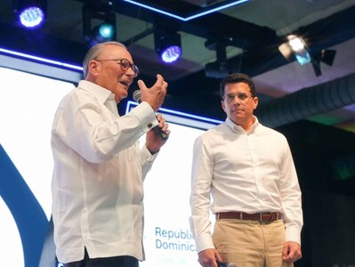 Reconocen a Frank Rainieri por su apoyo al desarrollo del turismo