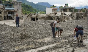 Nepal y China elevan a 1,225 los muertos al cumplirse una semana de operaciones tras riada