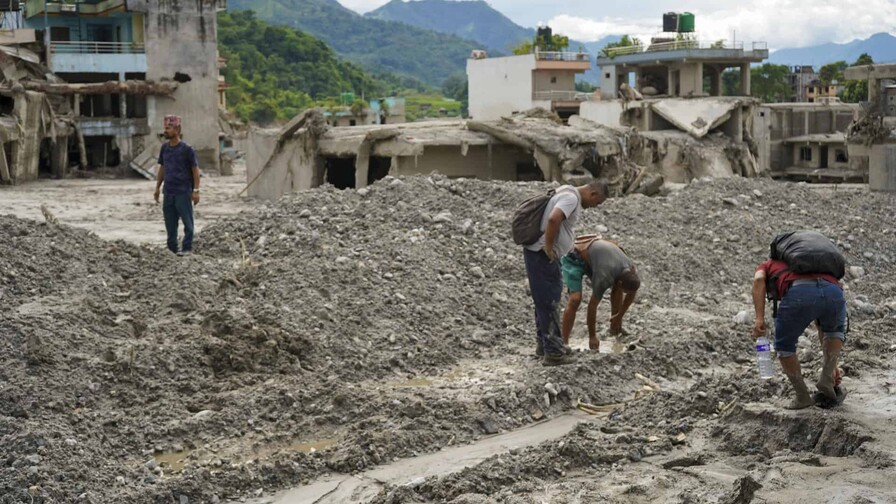 Nepal y China elevan a 1,225 los muertos al cumplirse una semana de operaciones tras riada Nepal y China elevan a 1,225 los muertos al cumplirse una semana de operaciones tras riada