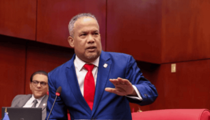 Queja de H&eacute;ctor Acosta: "Si el sem&aacute;foro funciona, &iquest;qu&eacute; hace un agente de Digesett creando tapones?