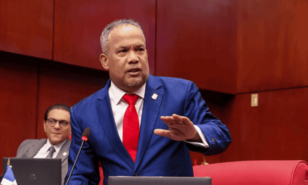 Queja de H&eacute;ctor Acosta: "Si el sem&aacute;foro funciona, &iquest;qu&eacute; hace un agente de Digesett creando tapones?