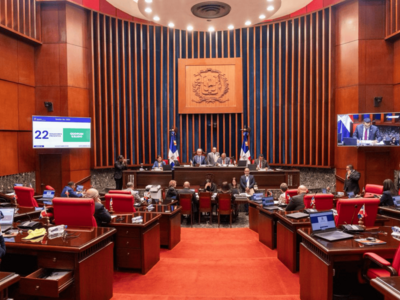 Senadores llaman a la ADP a evitar reducción de horas de clases