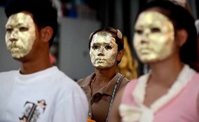 Tailandeses se cubren el rostro con l&aacute;minas de oro para atraer la prosperidad