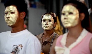 Tailandeses se cubren el rostro con l&aacute;minas de oro para atraer la prosperidad
