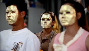 Tailandeses se cubren el rostro con l&aacute;minas de oro para atraer la prosperidad