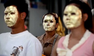 Tailandeses se cubren el rostro con l&aacute;minas de oro para atraer la prosperidad