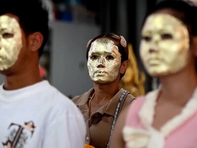 Tailandeses cubren su rostro con láminas de oro para atraer la suerte