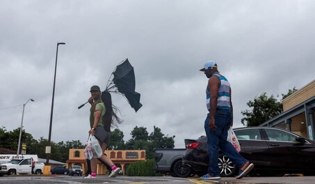 Florida declara la emergencia ante el avance de Isa&iacute;as, que podr&iacute;a ser hurac&aacute;n el jueves