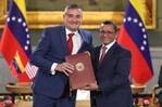 Venezuela firma acuerdos con Chevron y Eni en presencia del secretario de Energía de EE.UU. Venezuela firma acuerdos con Chevron y Eni en presencia del secretario de Energía de EE.UU.