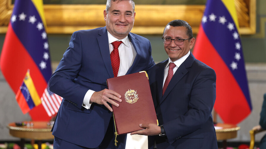 Venezuela firma acuerdos con Chevron y Eni en presencia del secretario de Energía de EE.UU. Venezuela firma acuerdos con Chevron y Eni en presencia del secretario de Energía de EE.UU.