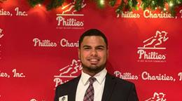 Edwin Soto no lleg&oacute; como jardinero pero alcanz&oacute; la alta gerencia de los Filis de Filadelfia